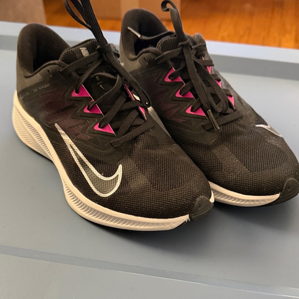 Nike Women's Black and Fuchsia Athletic Shoes